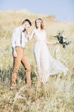 Gelin ve Damat Düğün doğada sarılma.