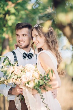 Gelin ve Damat Düğün doğada sarılma.