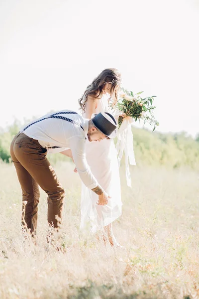 Narzeczeni przytulanie na weselu w przyrodzie. — Zdjęcie stockowe