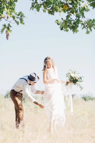 Noiva e noivo abraçando o casamento na natureza . — Fotografia de Stock