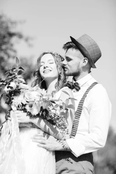 Novia y novio abrazándose a la boda en la naturaleza . —  Fotos de Stock