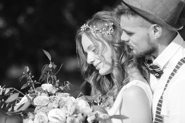 Novia y novio abrazándose a la boda en la naturaleza . —  Fotos de Stock