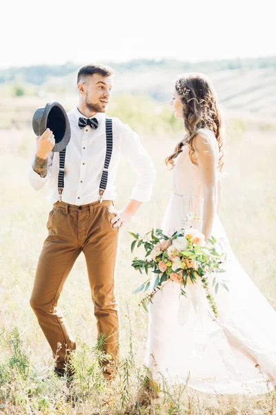 Nevěsta a ženich objímání na svatbě v přírodě. — Stock fotografie