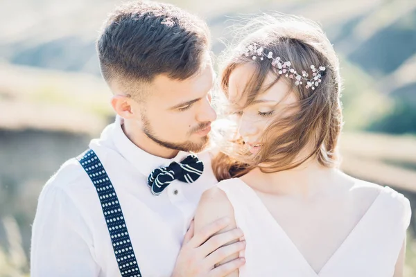 Noiva e noivo abraçando o casamento na natureza . — Fotografia de Stock