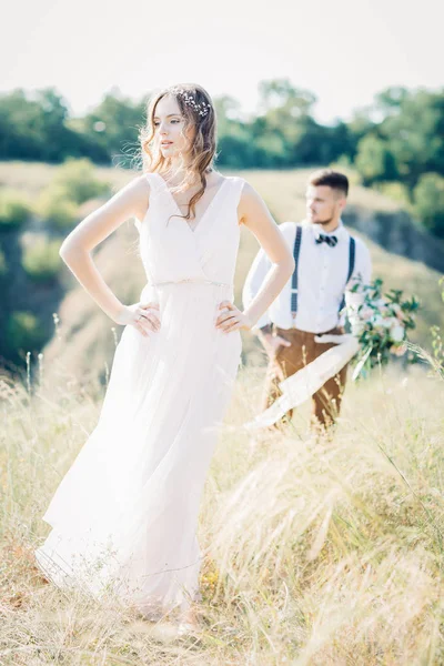 Noiva e noivo abraçando o casamento na natureza . — Fotografia de Stock