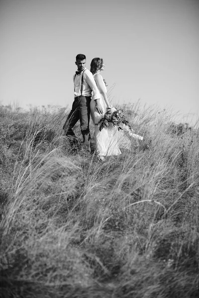 Noiva e noivo abraçando o casamento na natureza . — Fotografia de Stock