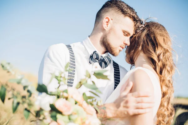 Novia y novio abrazándose a la boda en la naturaleza . —  Fotos de Stock