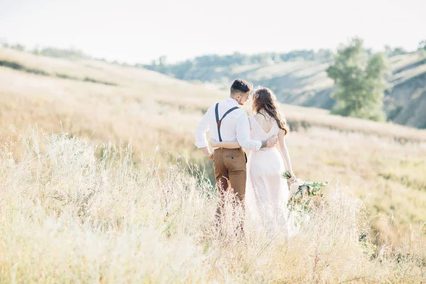 Novia y novio abrazándose a la boda en la naturaleza . —  Fotos de Stock