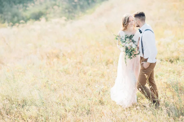 Noiva e noivo abraçando o casamento na natureza . — Fotografia de Stock