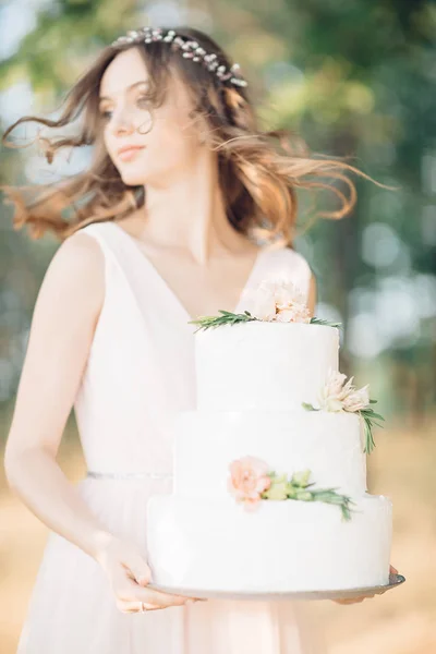 花嫁の結婚式のケーキを保持 — ストック写真