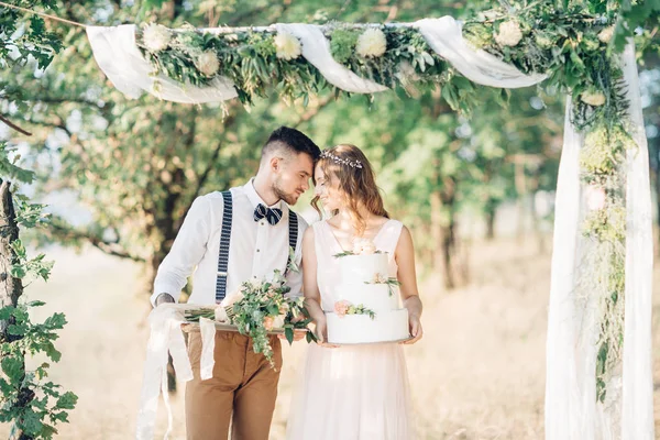 Novia y novio abrazándose a la boda en la naturaleza . —  Fotos de Stock