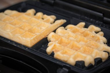 Waffle tost makinesi içinde pişirilir