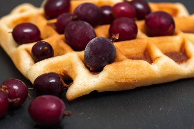 ev yapımı Belçika waffle meyveleri ile krem şanti