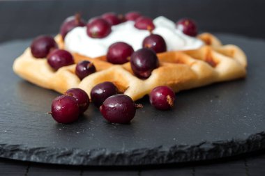 ev yapımı Belçika waffle meyveleri ile krem şanti