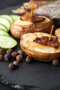 patates dilimleri, bezelye biber ve kuzu budu