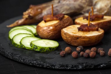 patates dilimleri, bezelye biber ve kuzu budu