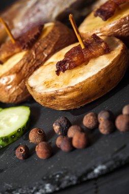 patates dilimleri, bezelye biber ve kuzu budu