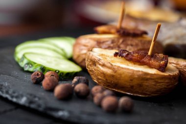 patates dilimleri, bezelye biber ve kuzu budu