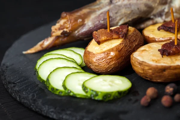 patates dilimleri, bezelye biber ve kuzu budu