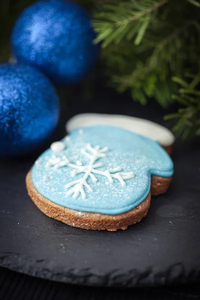 Decorated Christmas mitten gingerbread icing cookie — Stock Photo, Image