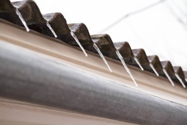 Birçok buz sarkıtları bina ve hayat-threa çatısında asılı