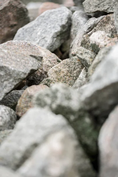 Kivi rakenne, tausta, harmaat kivet puistossa — kuvapankkivalokuva