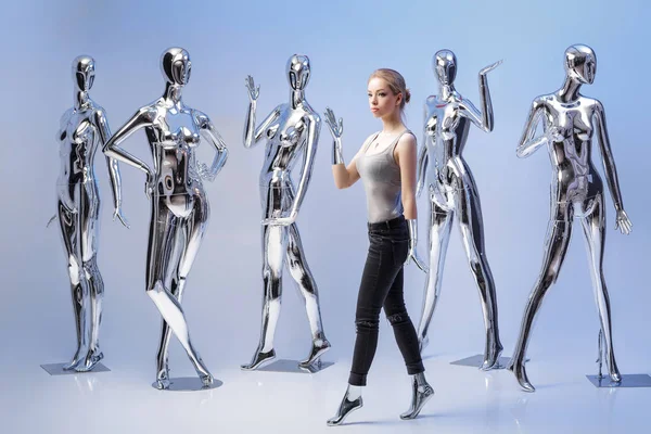 Transformatie van vrouw in dummy op achtergrond vele metalen mannequins — Stockfoto