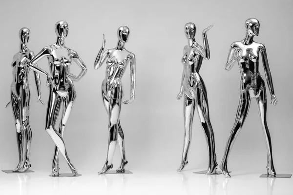 Veel mode glanzende vrouwelijke mannequins voor kleding. Metalen manne — Stockfoto