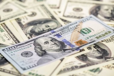 nakit para kapatın. bir yeni ve yığın eski yüz dolar BIL