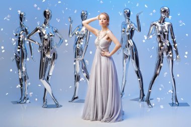 arka plan üzerinde zarif akşam elbiseli güzel sarışın kadın