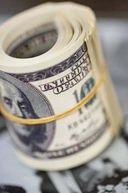 Bir yüz dolarlık banknot rulo. Amerikan para banknot