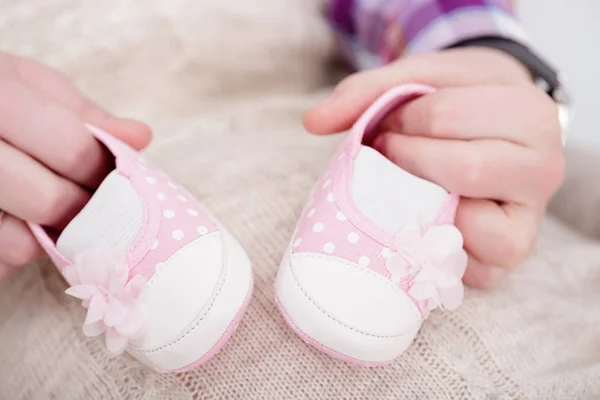 Botines rosados para bebé recién nacido en manos de papá. embarazo — Foto de Stock
