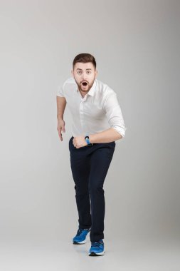 işadamı konumunu üzerinde Beyaz gömlekli sakallı başlamak hazır