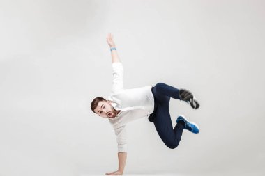 gömlek break dans gre üzerinde sakallı genç mutlu işadamı