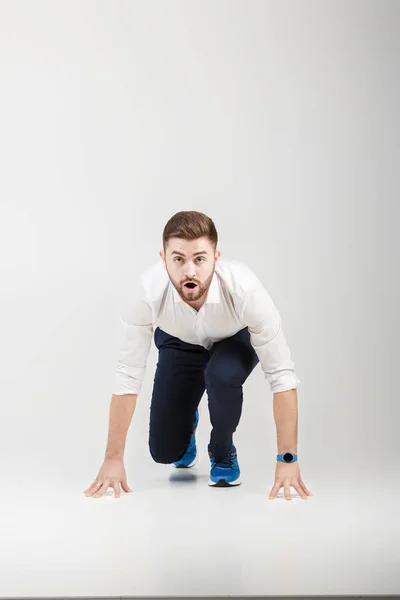 Hombre de negocios con barba en camisa blanca en posición de inicio listo — Foto de Stock