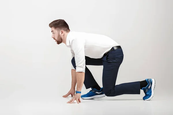 Geschäftsmann mit Bart im weißen Hemd auf Startposition — Stockfoto