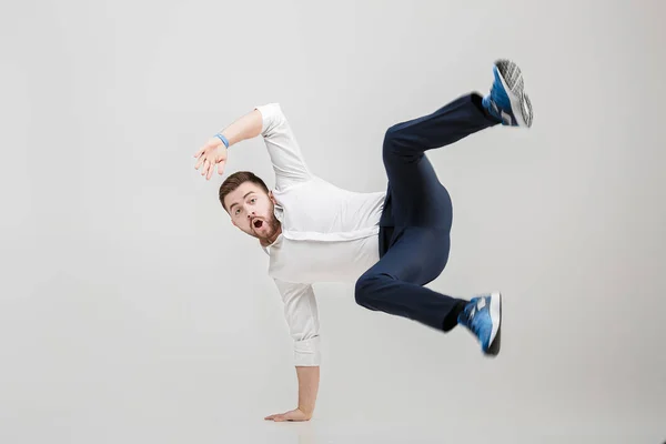 Joven feliz hombre de negocios con barba en camisa break bailando en gre — Foto de Stock
