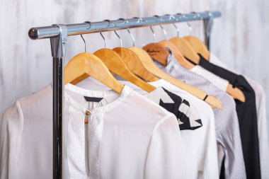 siyah ve beyaz kadın giyim moda sto rafa askı üzerinde