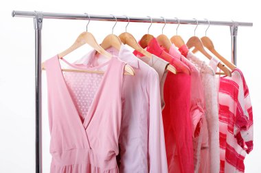 pembe bayan elbise askı raf beyaz arka plan üzerinde. Clos