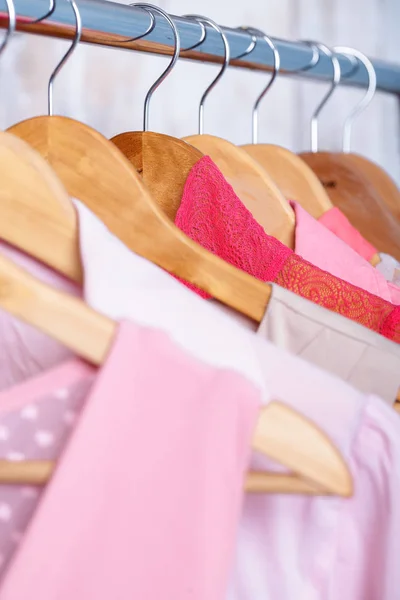 Różowe damskie ubrania na wieszakach na stojaku w sposób przechowywania. Szafa — Zdjęcie stockowe