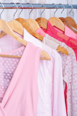 pembe kadın giyim moda rafa askı üzerinde depolamak. dolap