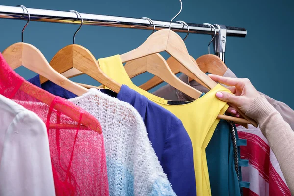 el askıları deposunda, clo üzerinde sarı tişört arıyor