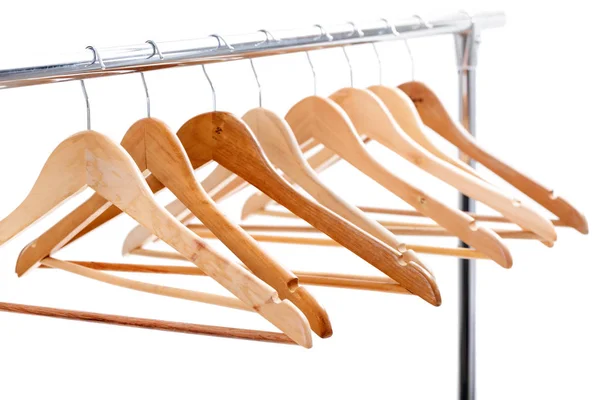 Cabides vazios de madeira para roupas em rack no fundo branco. Não. — Fotografia de Stock