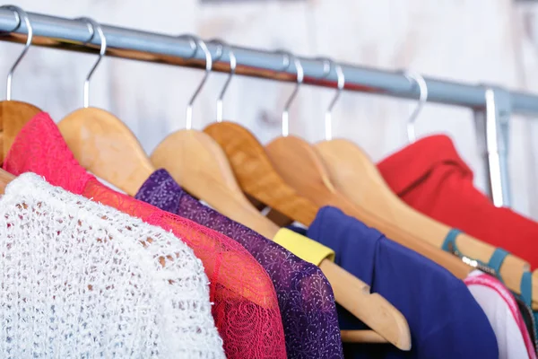 Kleurrijke womens kleding op kleerhangers op rek in mode opslaan. WOM — Stockfoto