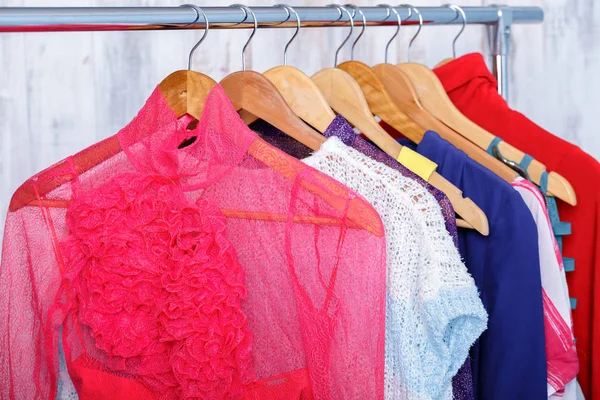 Färgglada kvinnors kläder på galgar på rack i mode lagra. wom — Stockfoto