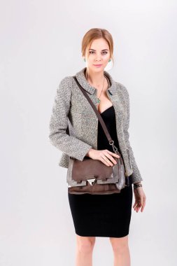 güzel iş kadın sarışın siyah elbise, ceket ve saf