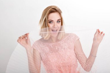 güzel sarışın kadın bir pembe kokteyl elbisesi dans ve havin