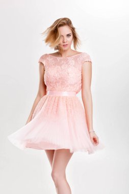 güzel duygusal ve seksi sarışın kadın pembe kokteyl elbisesi po