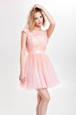 güzel duygusal ve seksi sarışın kadın pembe kokteyl elbisesi po