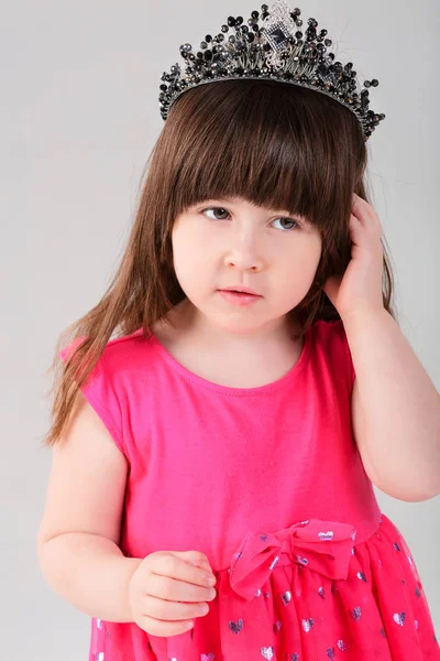 Portret van mooie meisje in roze prinses jurk met cr — Stockfoto